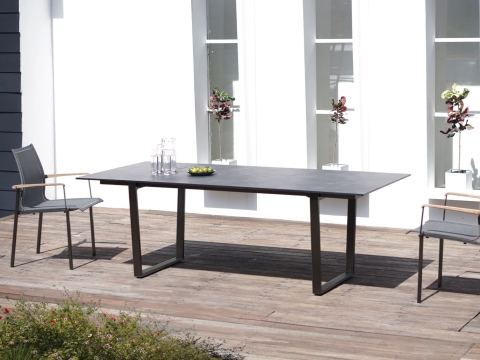 Zebra Unyx HPL volcanic stone Tisch 220x100cm Aluminium-Gestell graphit. Kombinationsbeispiel.